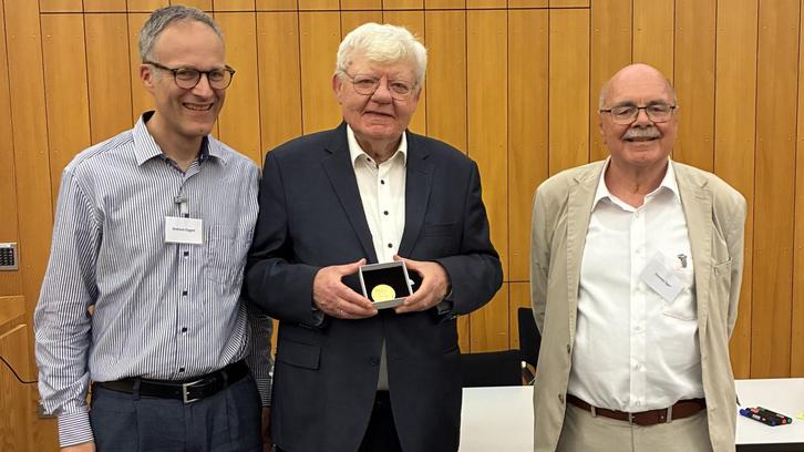 Prof. Dr. Hans-Bernd Schäfer erhält Lifetime Achievement Award Prof. Dr. Hans-Bernd Schäfer erhält Lifetime Achievement Award